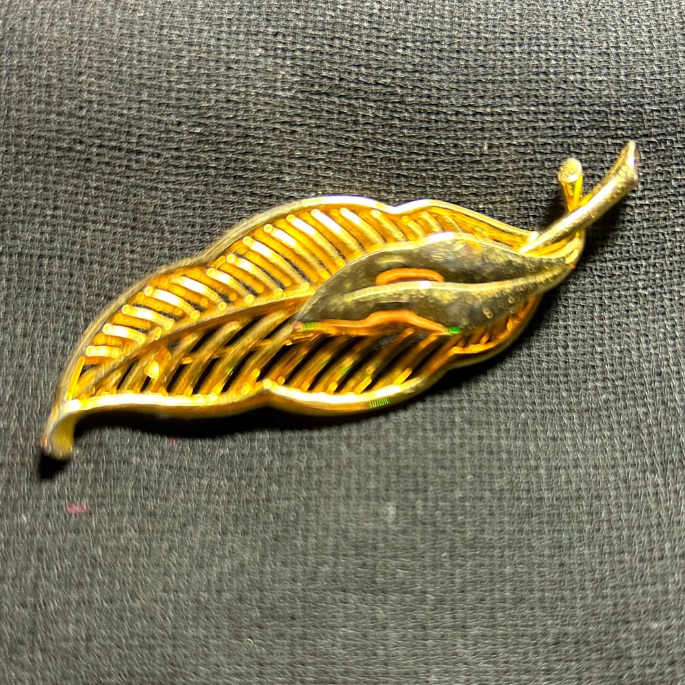 VTG Metal Gold Tone Double leaf brooch. Classic style!